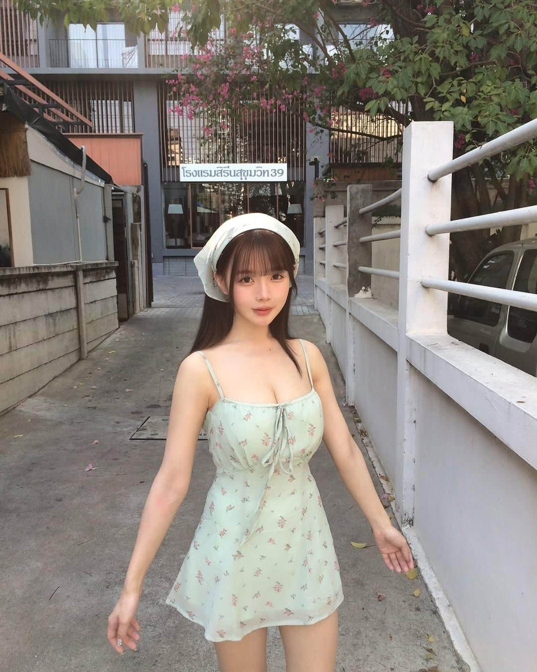 浅绿色吊带装扮突显雪白肌肤诱惑力