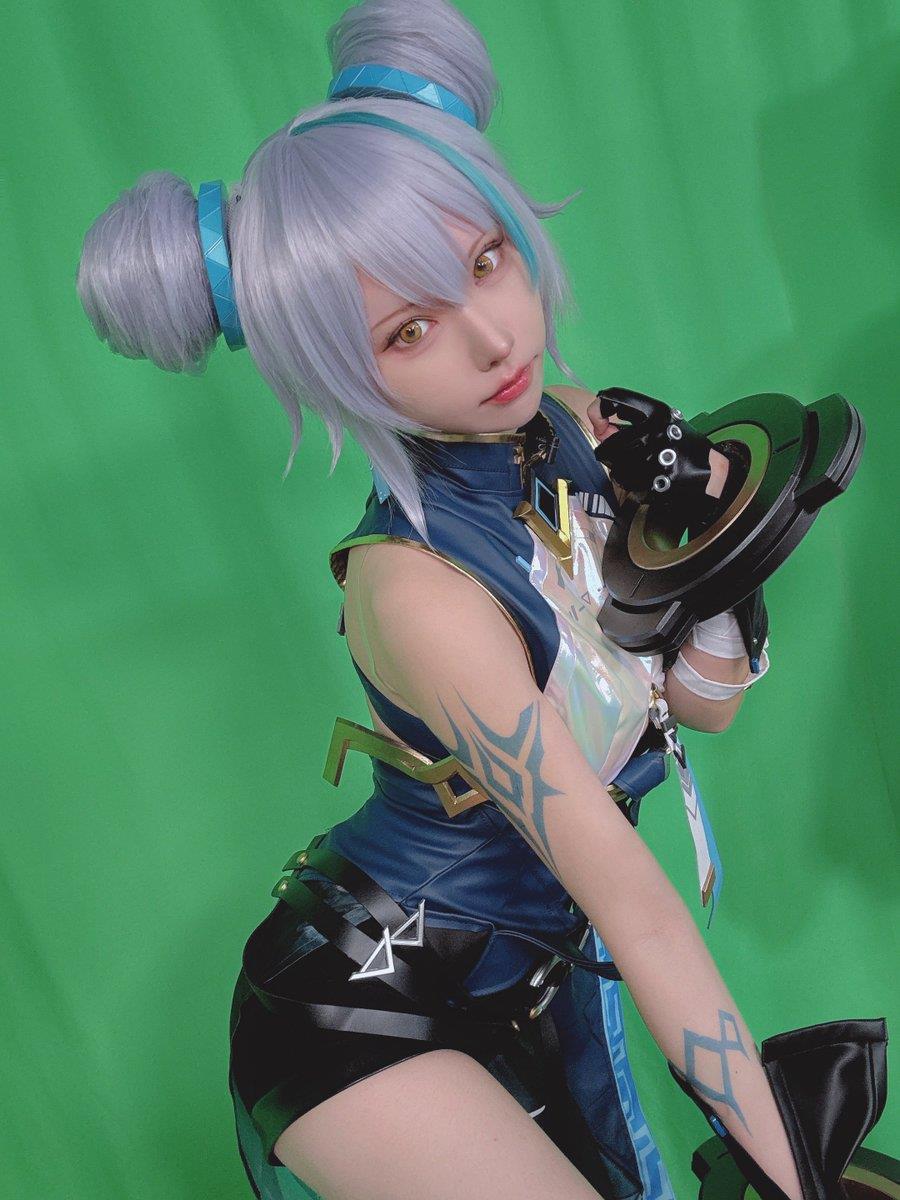 Enako妆容精致，完美演绎角色