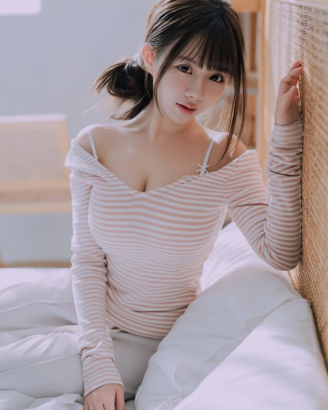 Winnie12225床上慵懒姿势 眼神撩人