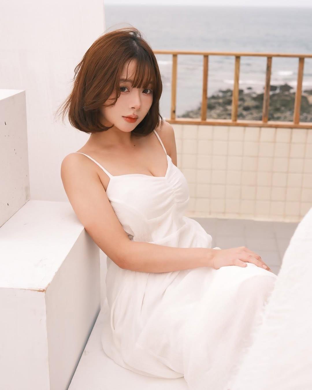 气质优雅结合火辣身材引爆视觉