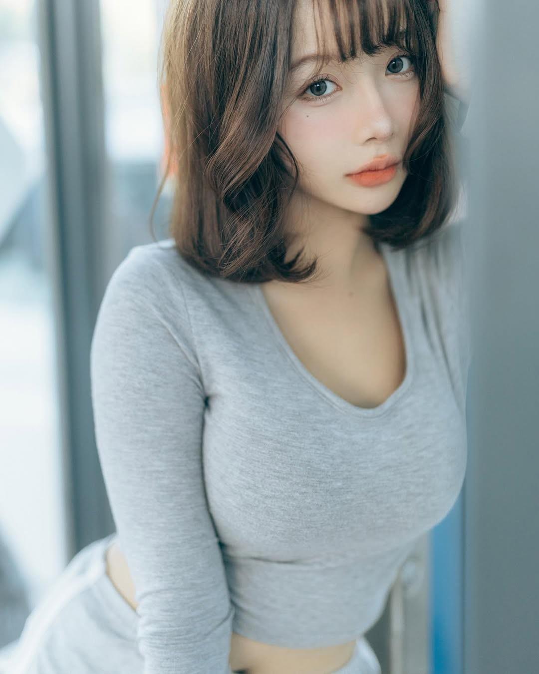 紧身上衣勾勒玲珑曲线令人难忘