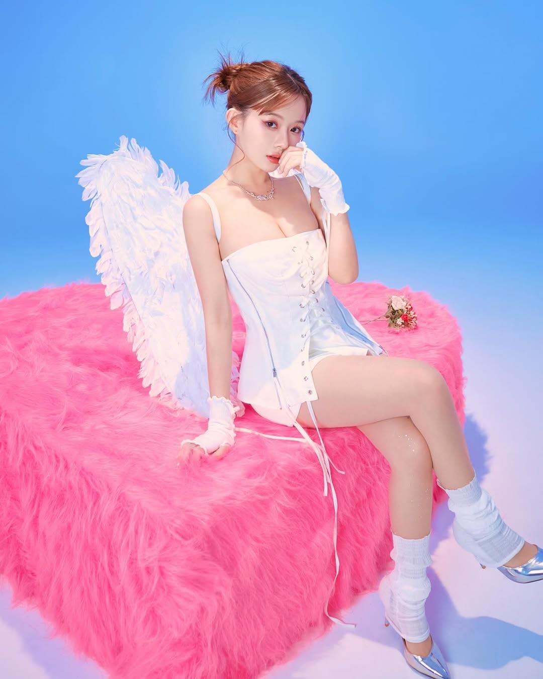 小露香肩展现诱人锁骨和手臂线条