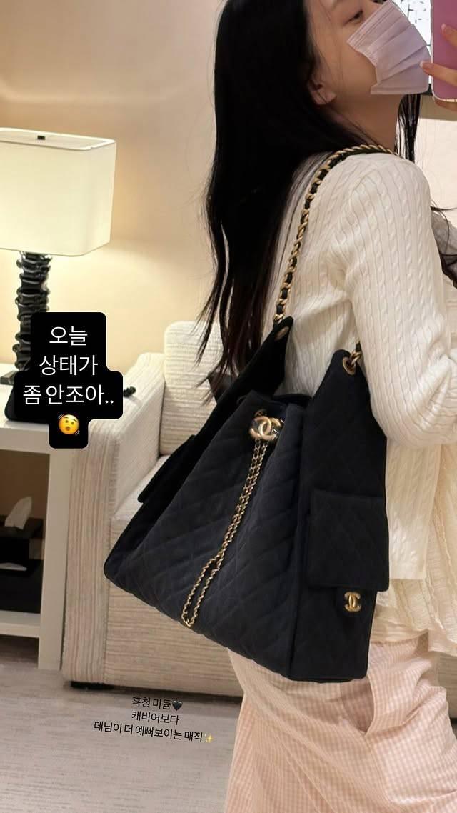 申才恩镜前自拍秀迷人锁骨