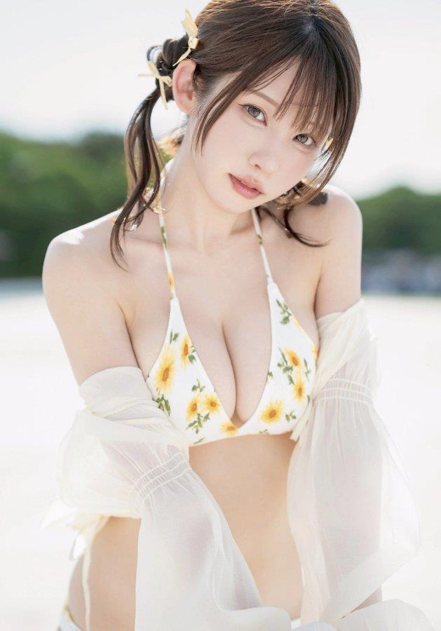 花色比基尼尽显娇俏