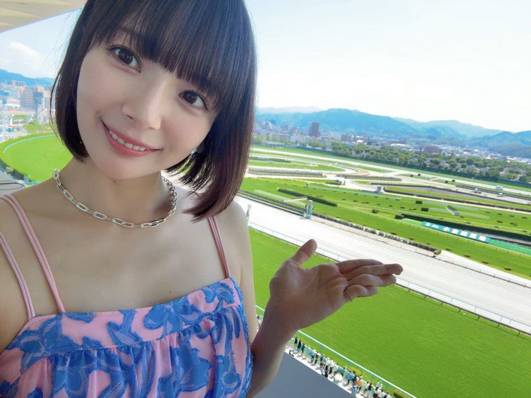 迷离眼神中透露诱惑感