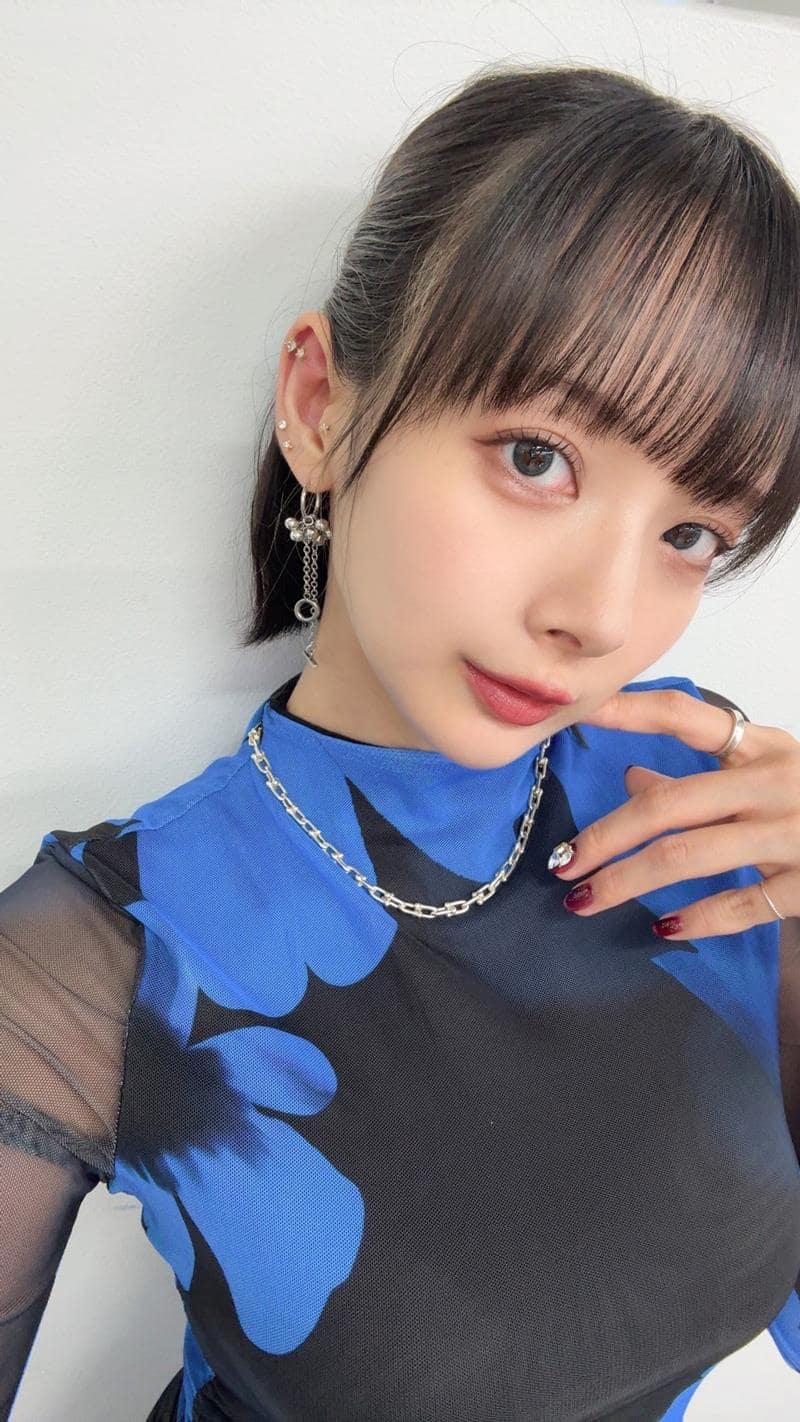 冈田纱佳妩媚眼神特写