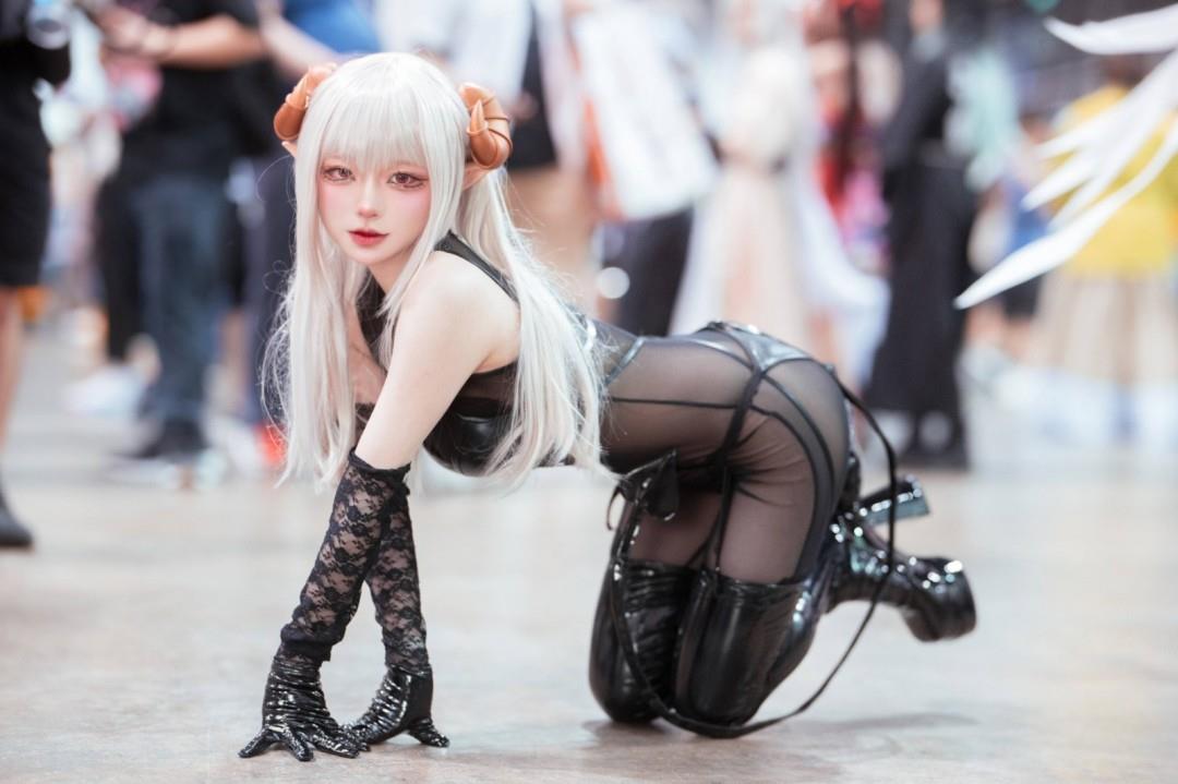 镜头感十足表情拿捏得当