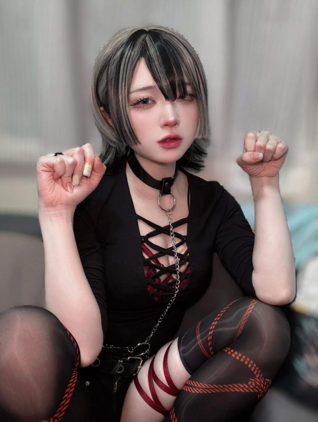 暗调背景凸显身形线条感