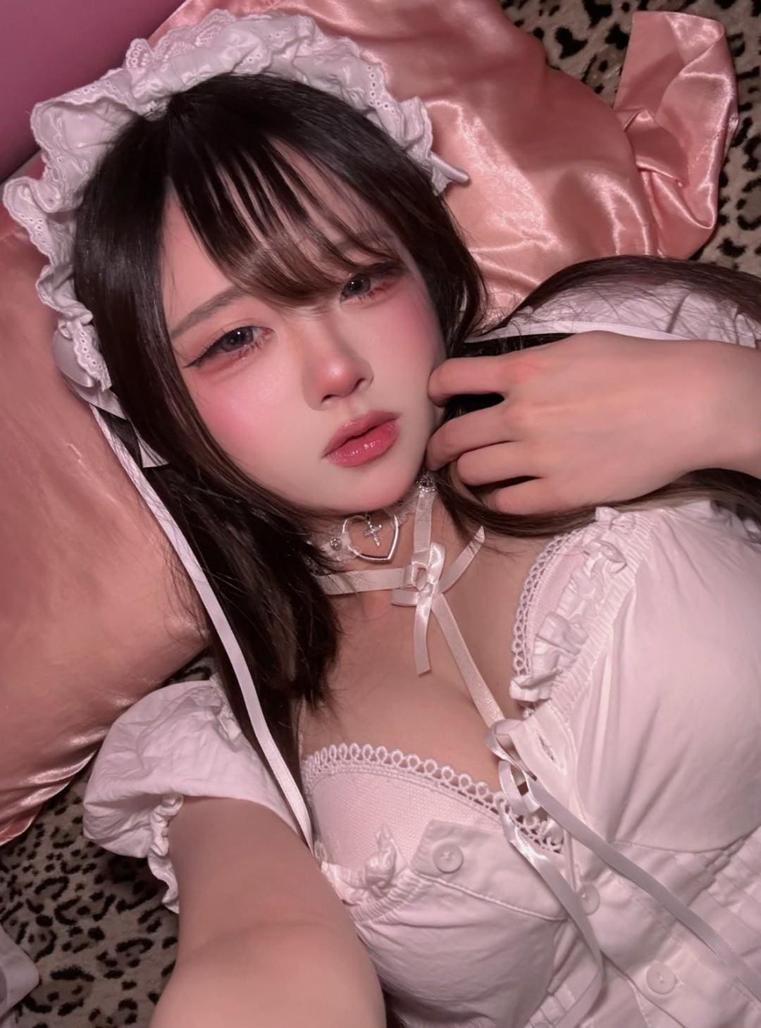 躺姿自拍尽显性感之美