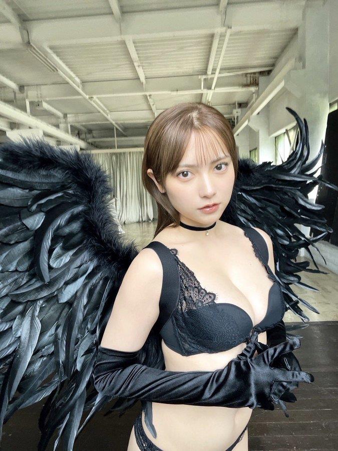 露肩姿态性感中藏克制