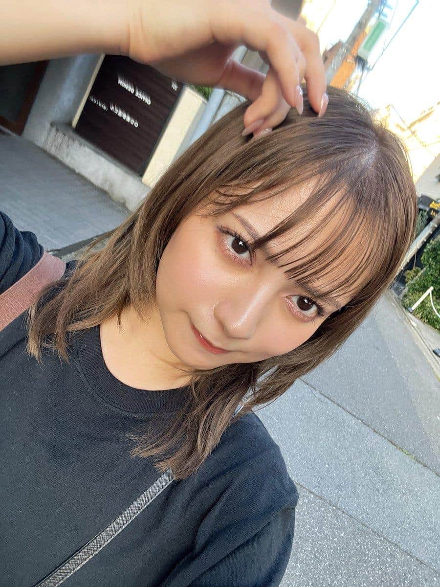 发丝轻拂脸庞柔和动人