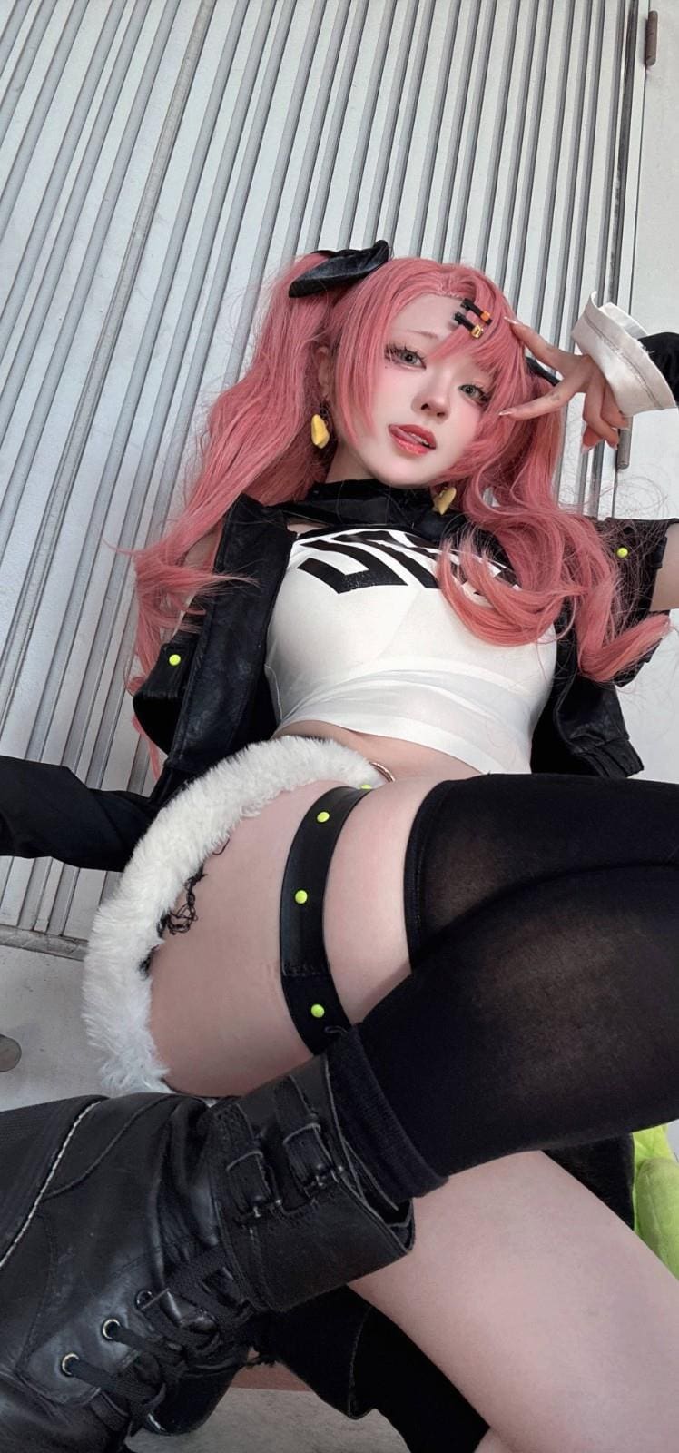 轻咬舌头眼神挑逗风格十足