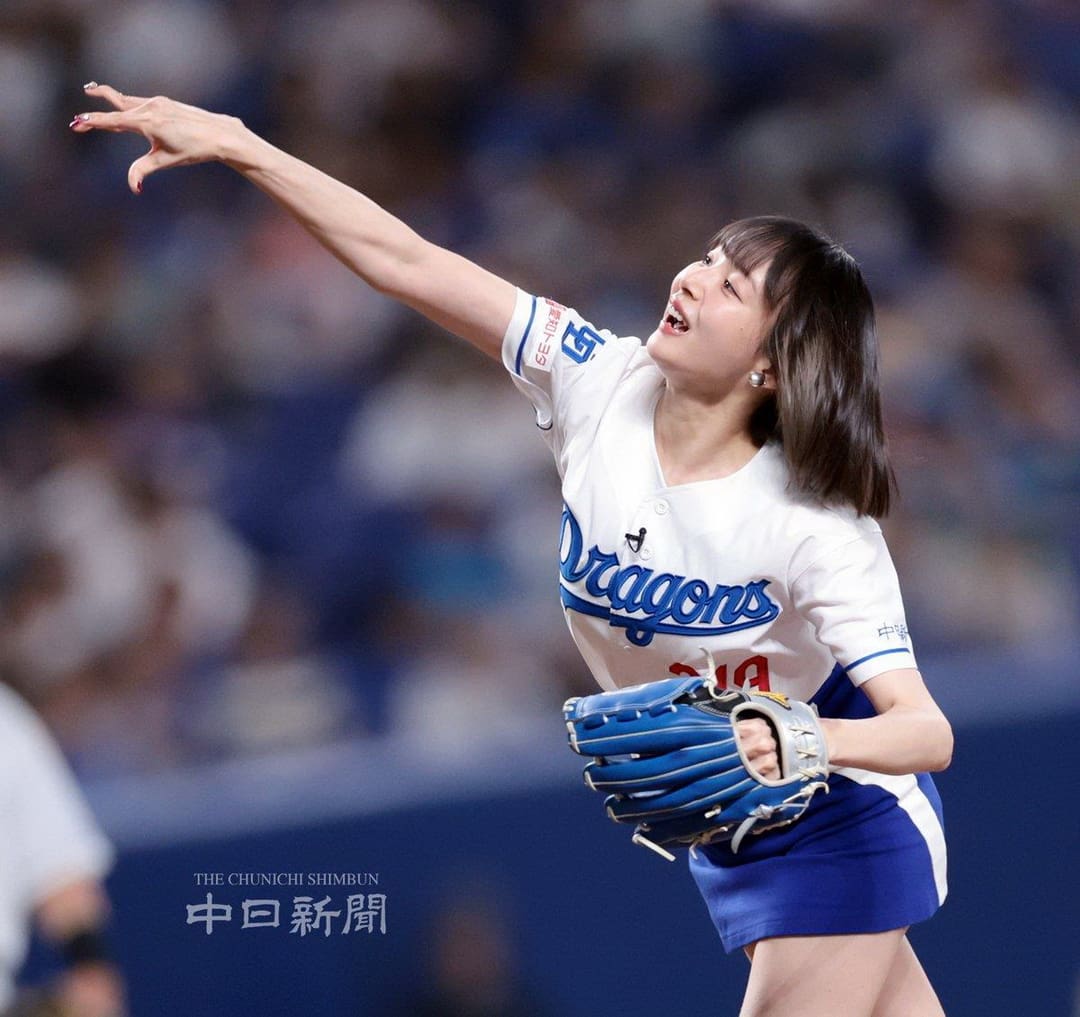 冈田纱佳职业装干练造型