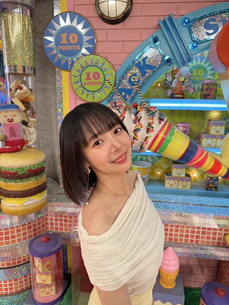 半露香肩搭配妆容精致