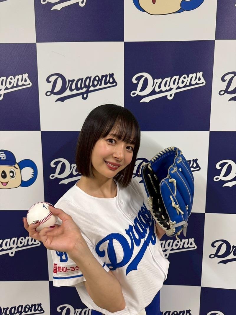 镜前低头展现优雅气质