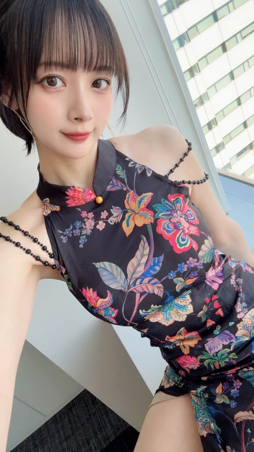 黑发红唇搭配清冷气质