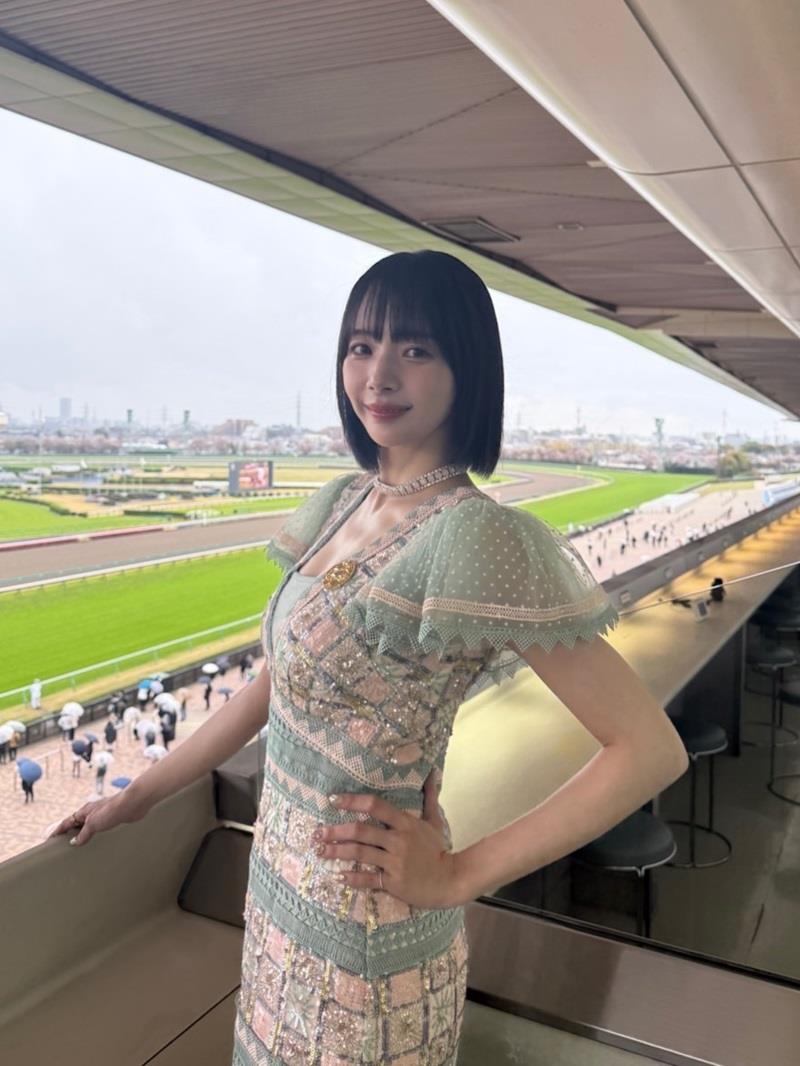 娇俏笑容与凌厉气场并存