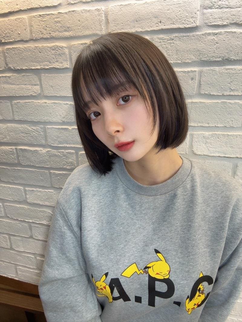 深色背景凸显皮肤质感