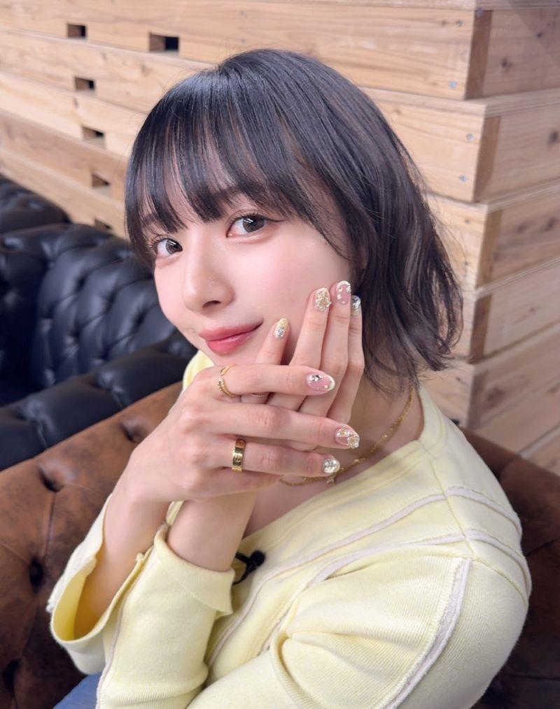 侧脸凝视散发东方女性魅力