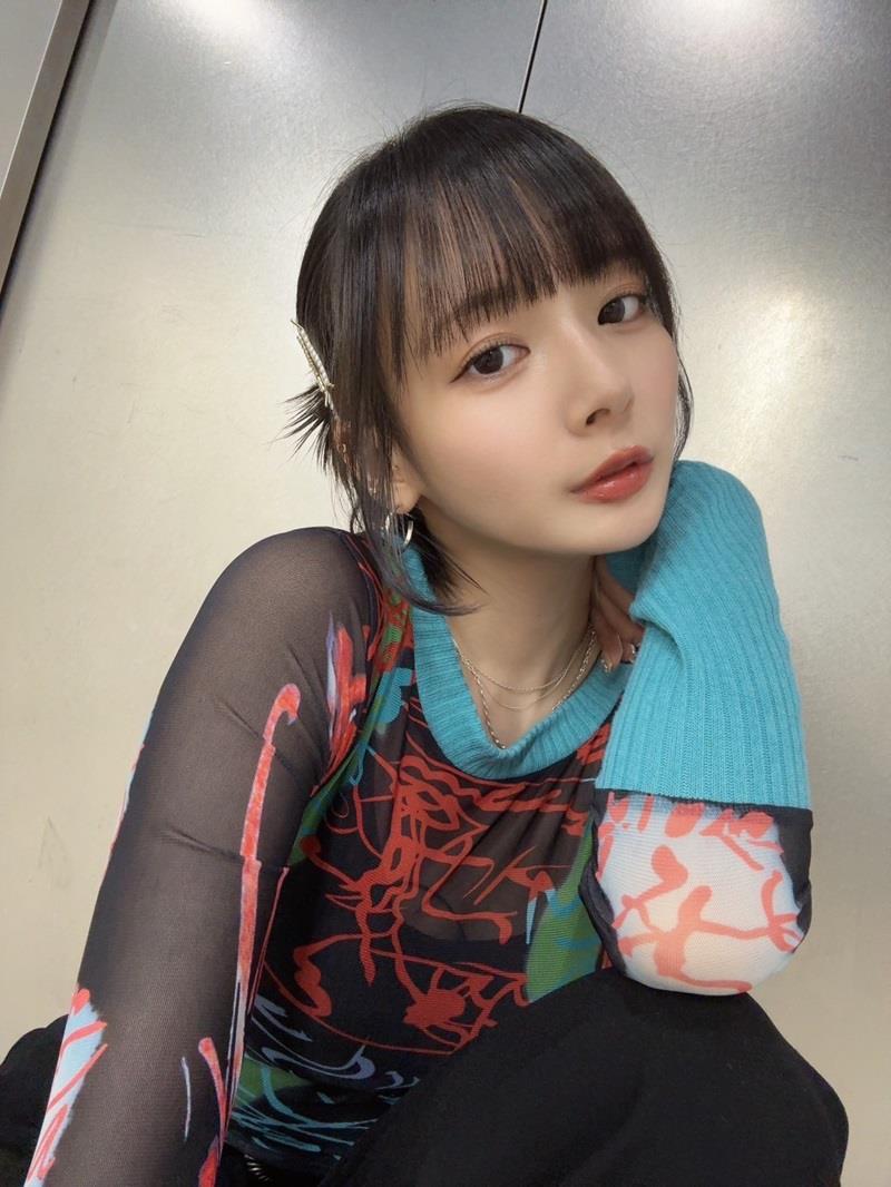 下视角凸显完美脸部轮廓