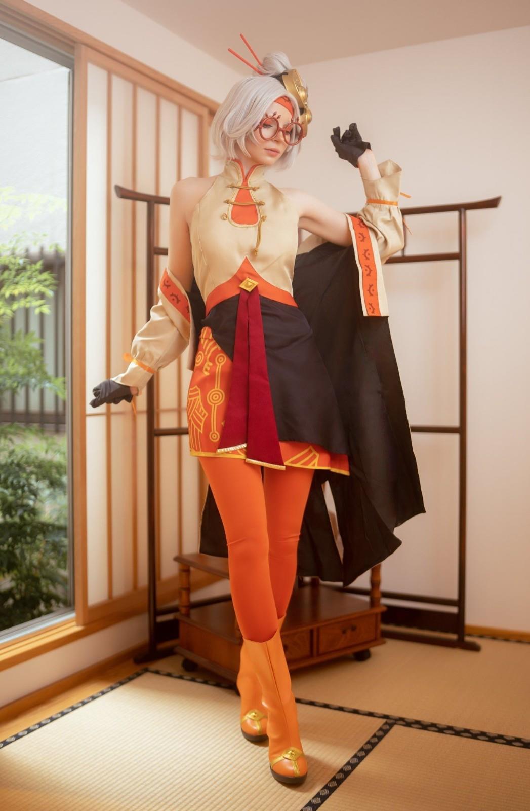 侧身回眸动作撩人心弦