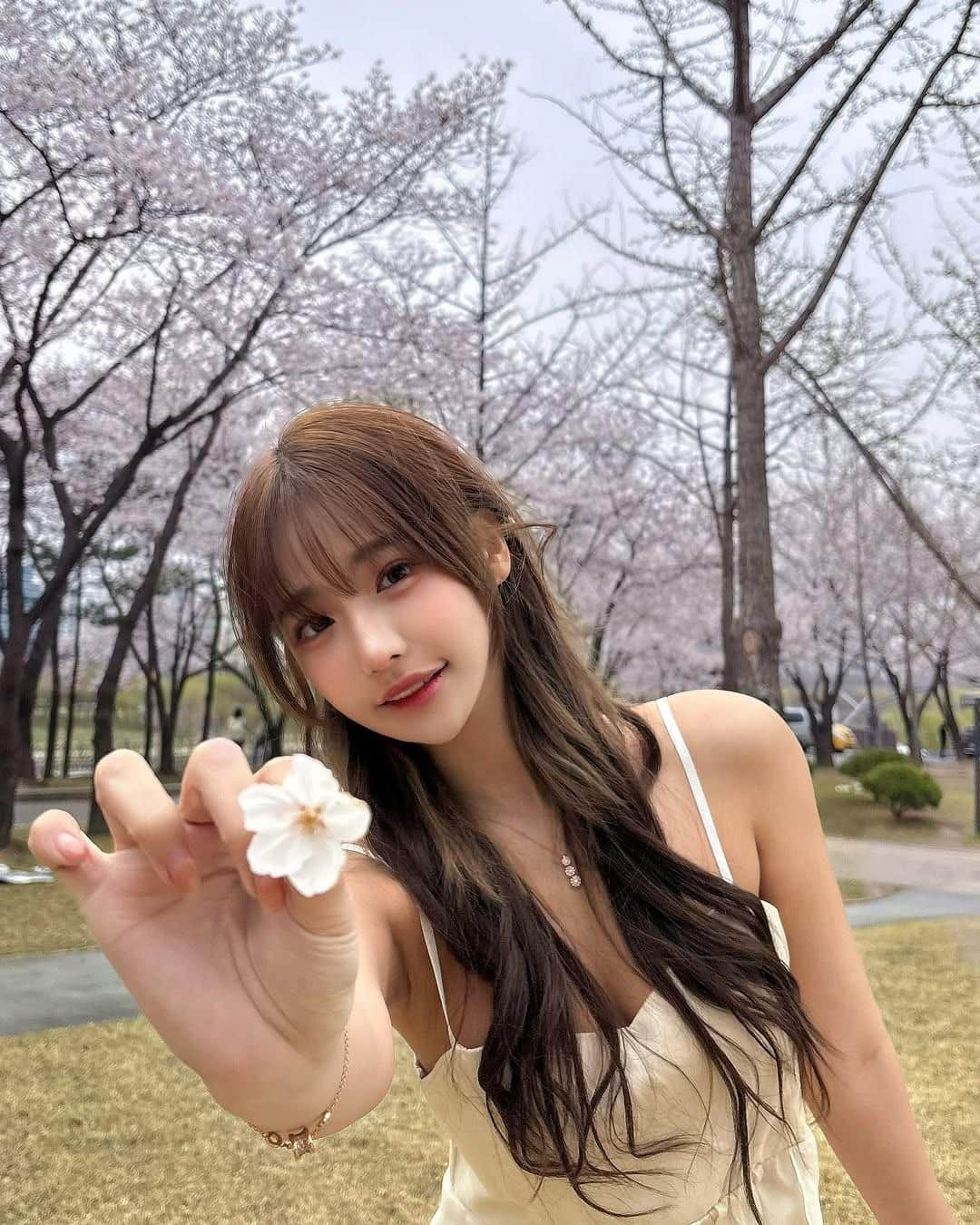 侧身动作勾勒曲线诱惑