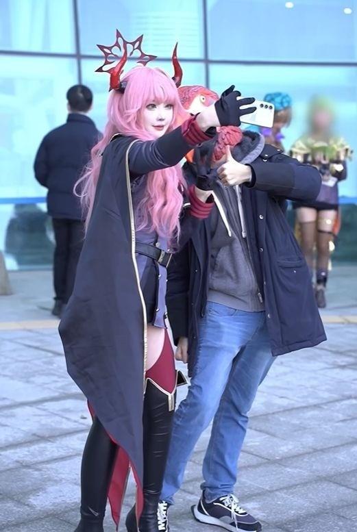 角色服饰紧致贴身尽显曲线