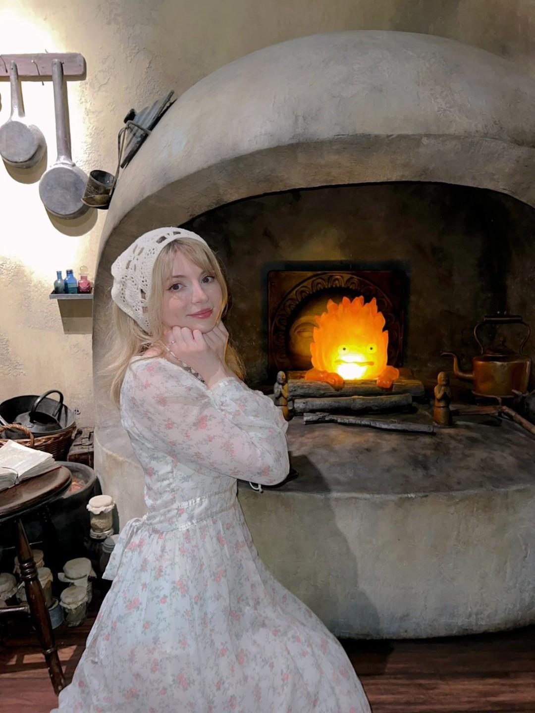 裙装造型展现妩媚风格