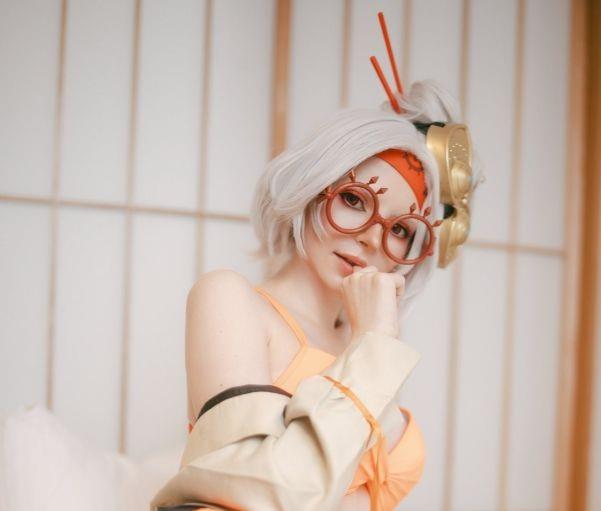 半露香肩引人遐想