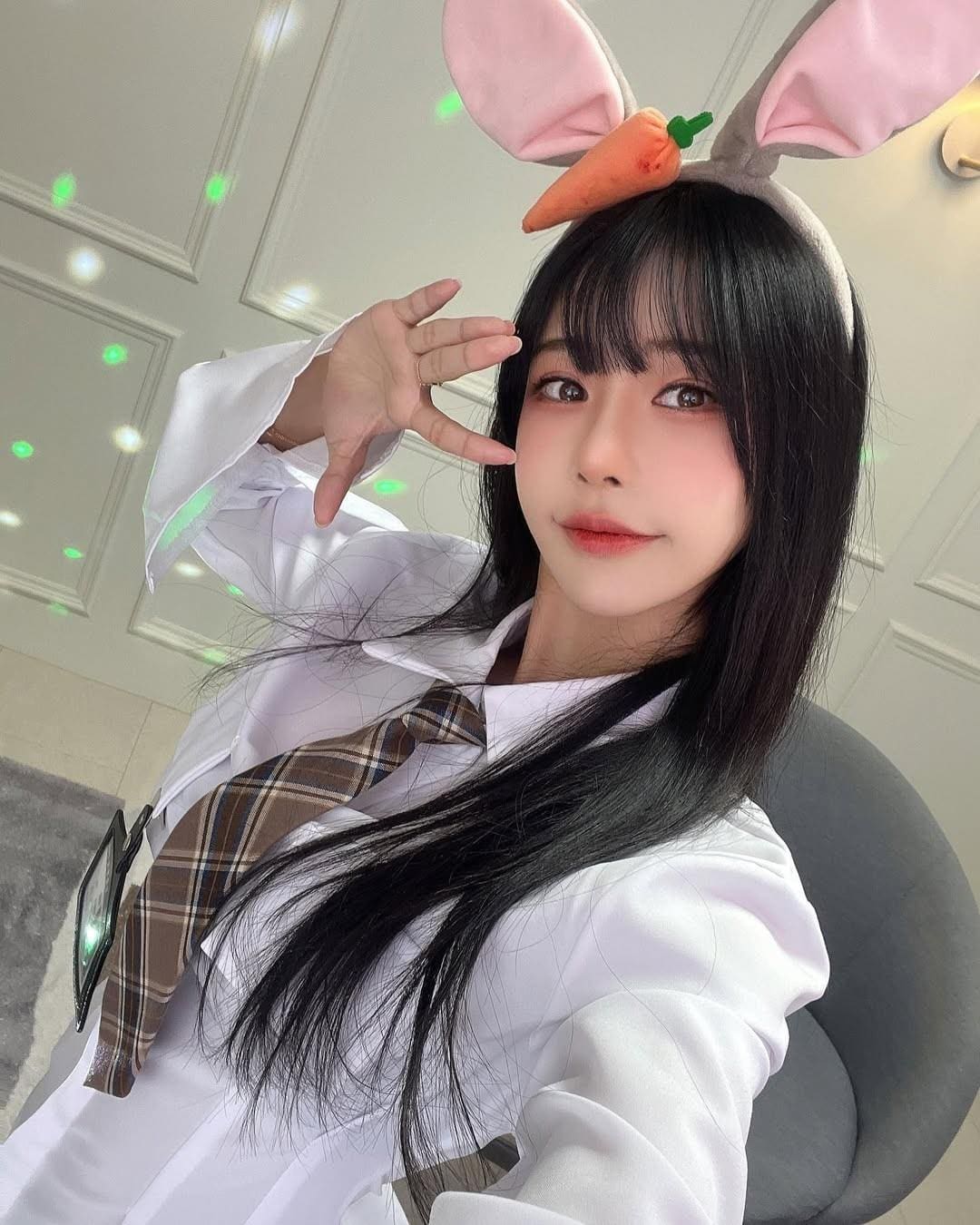 白色服饰凸显清纯气息