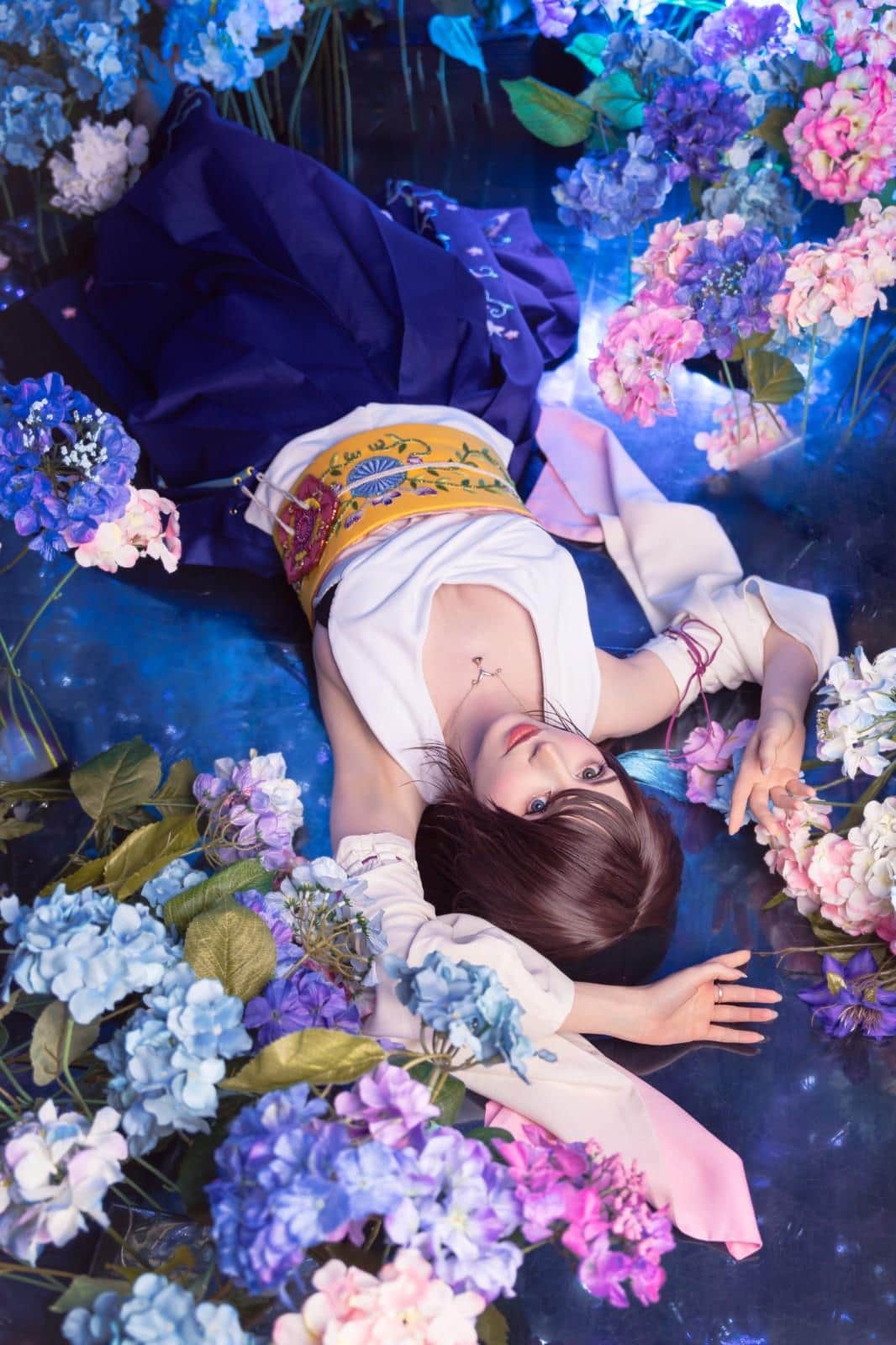 上半身特写展示精致妆容