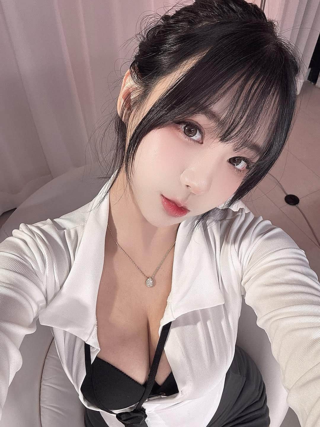 俯身造型视觉冲击强烈