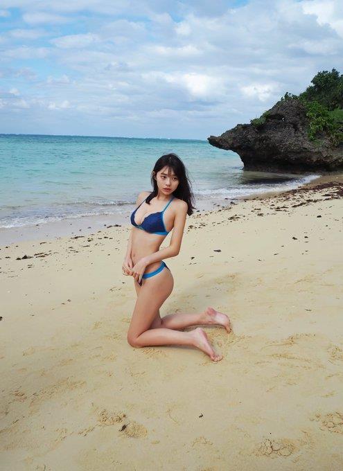 斜侧跪姿尽显修长腿