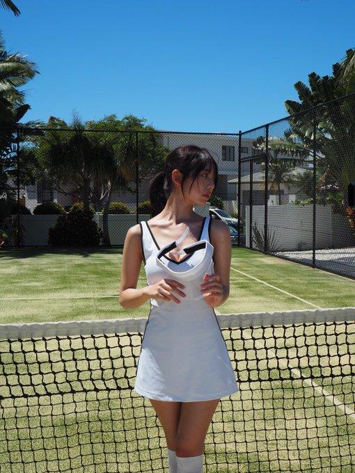 侧脸线条干净利落