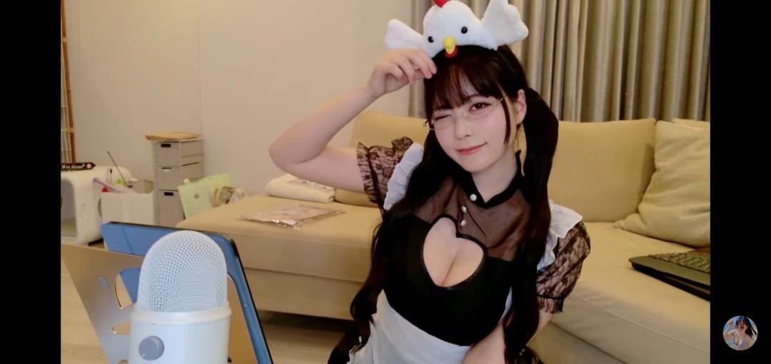 侧身姿势尽显曲线诱惑