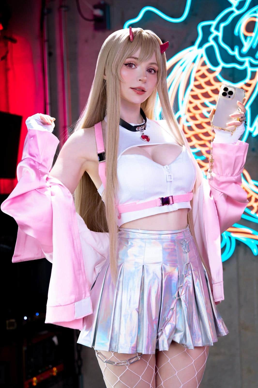 紧身战服凸显身材曲线