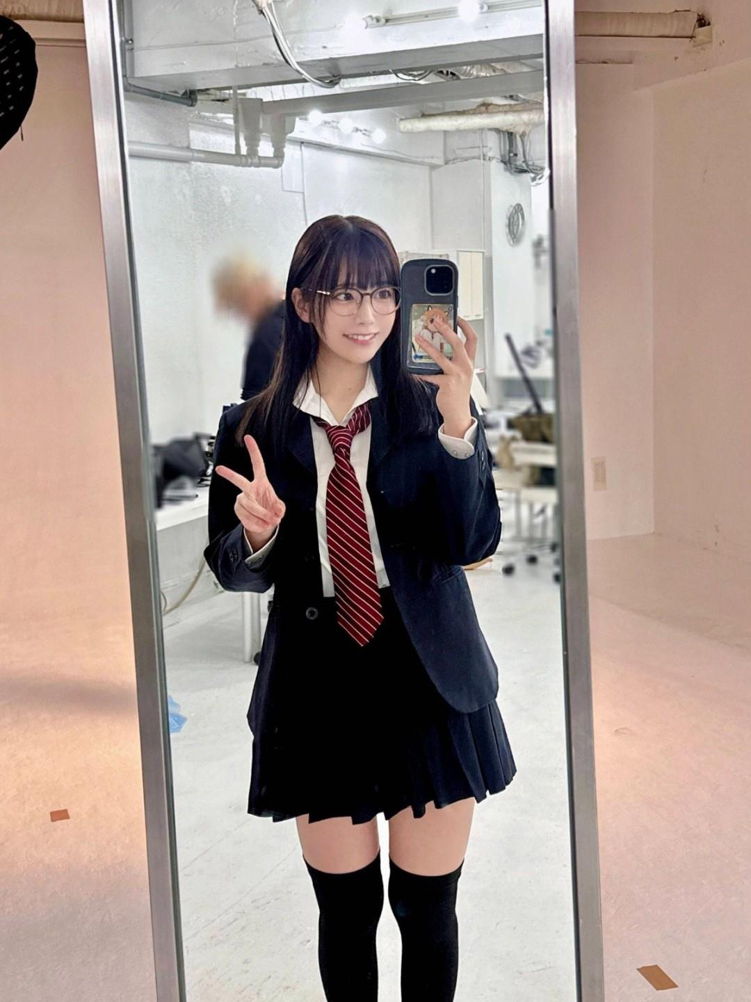 甜美微笑与服饰形成反差