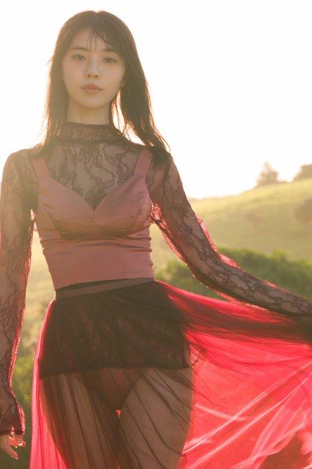 草地上的阳光女孩