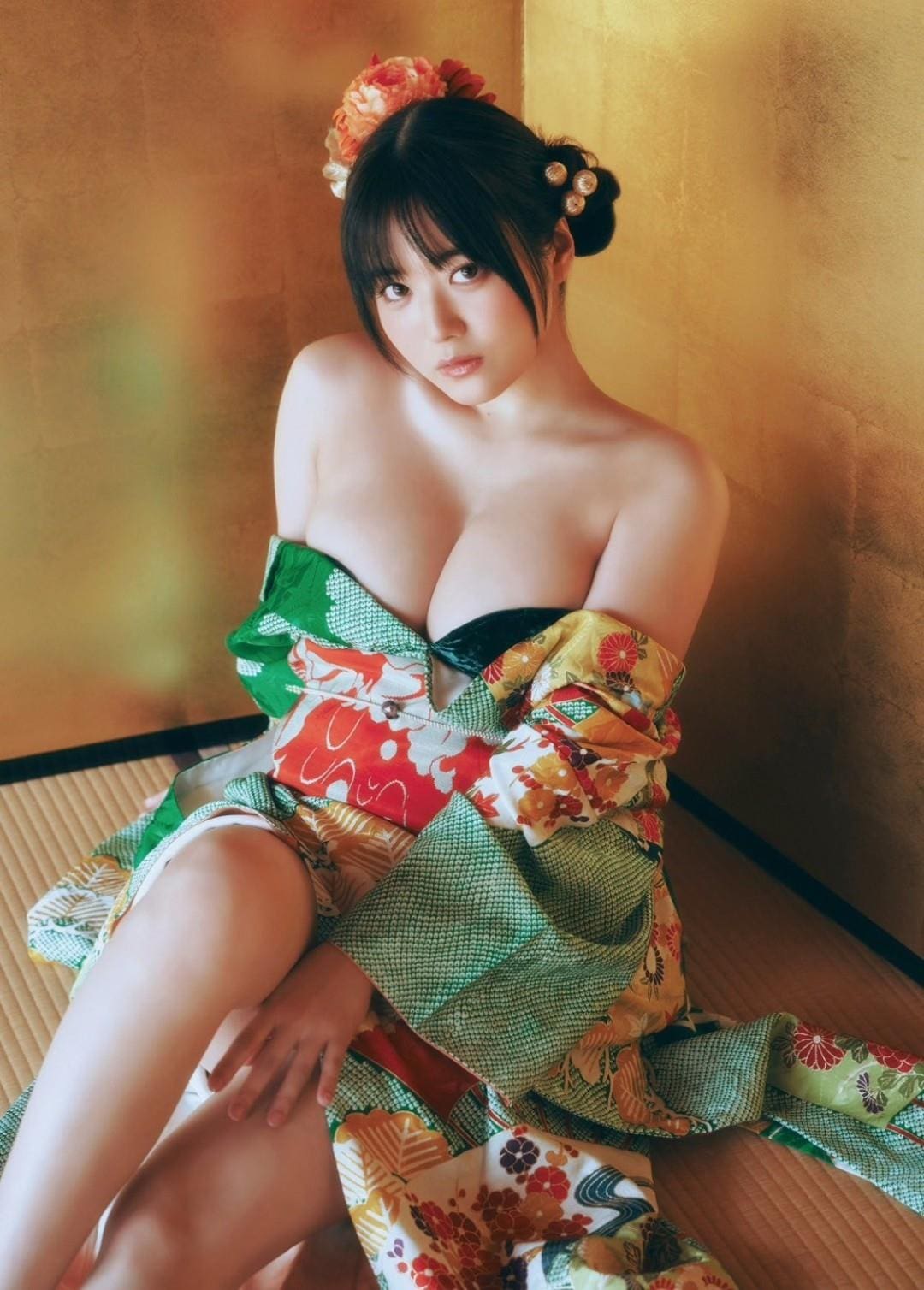 身穿制服造型别有风情