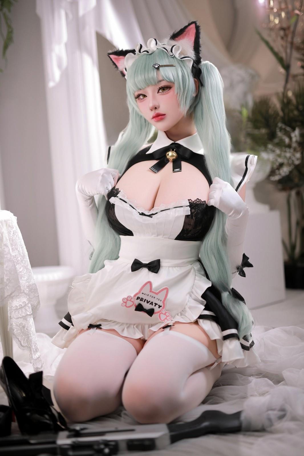 坐姿展现自然曲线美感