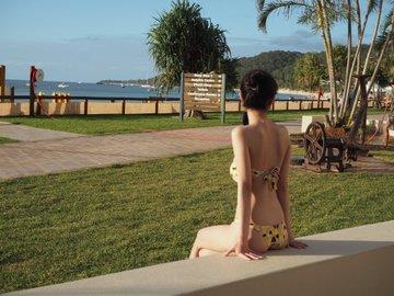 镜前背影坐姿尽显柔美身段