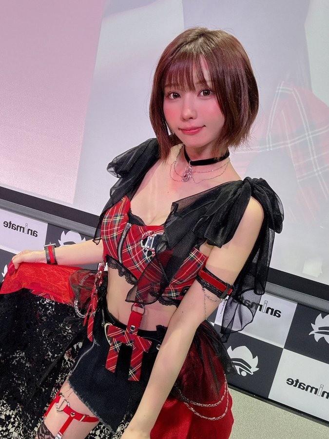 Enako黑色制服姿态撩人