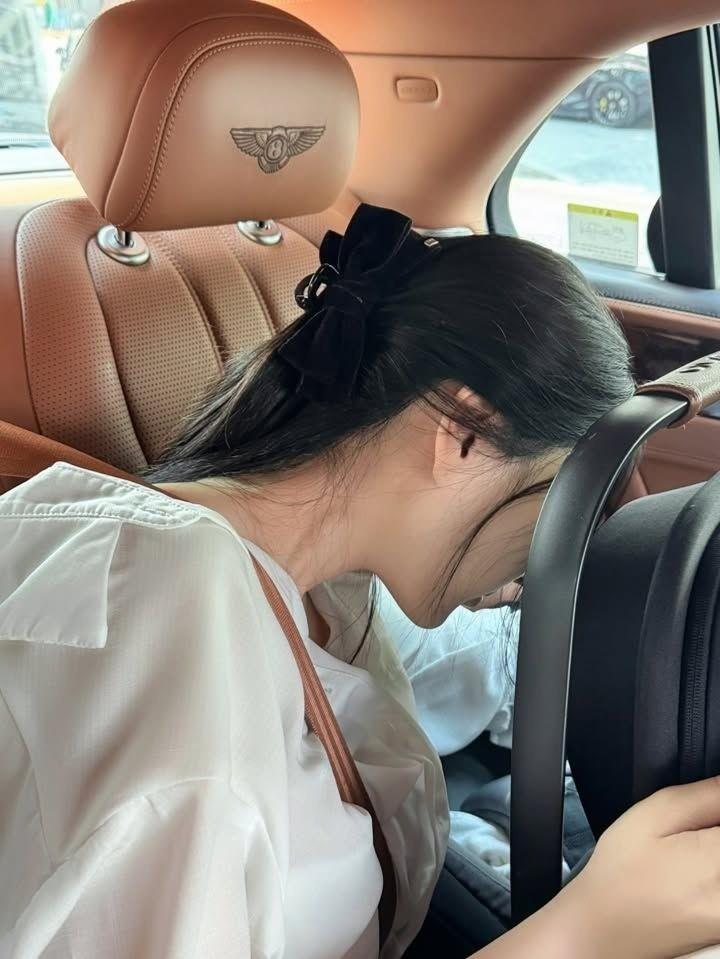 申才恩优雅姿态展现魅力