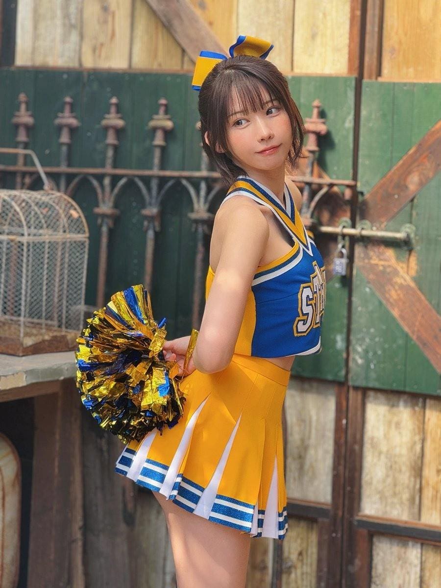 Enako拉拉队装扮展现青春活力