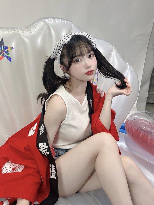 岸みゆ甜美侧颜与优雅姿态