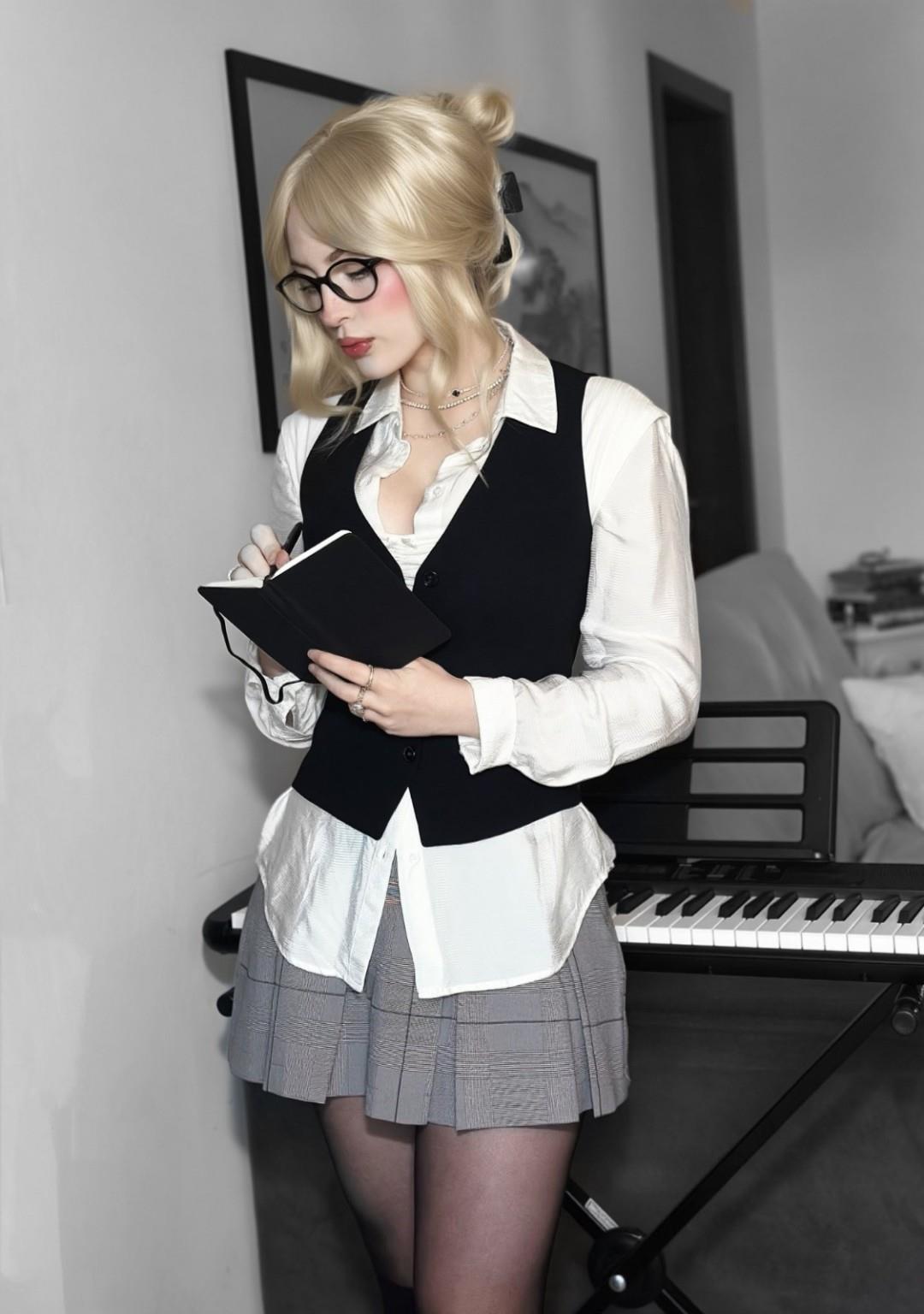 玛莉卡Cos冷艳眼神极具冲击力