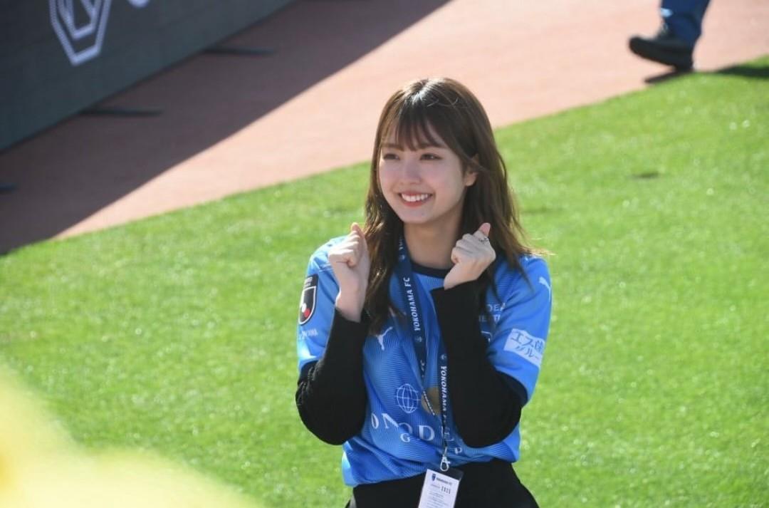 堀口真帆身穿时尚服装亮相