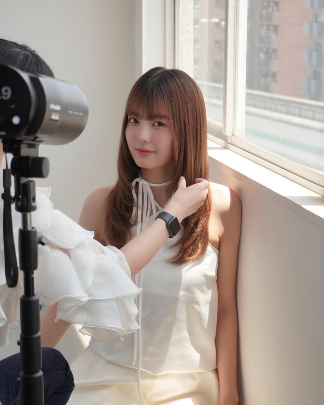 堀口真帆轻盈造型魅力展现