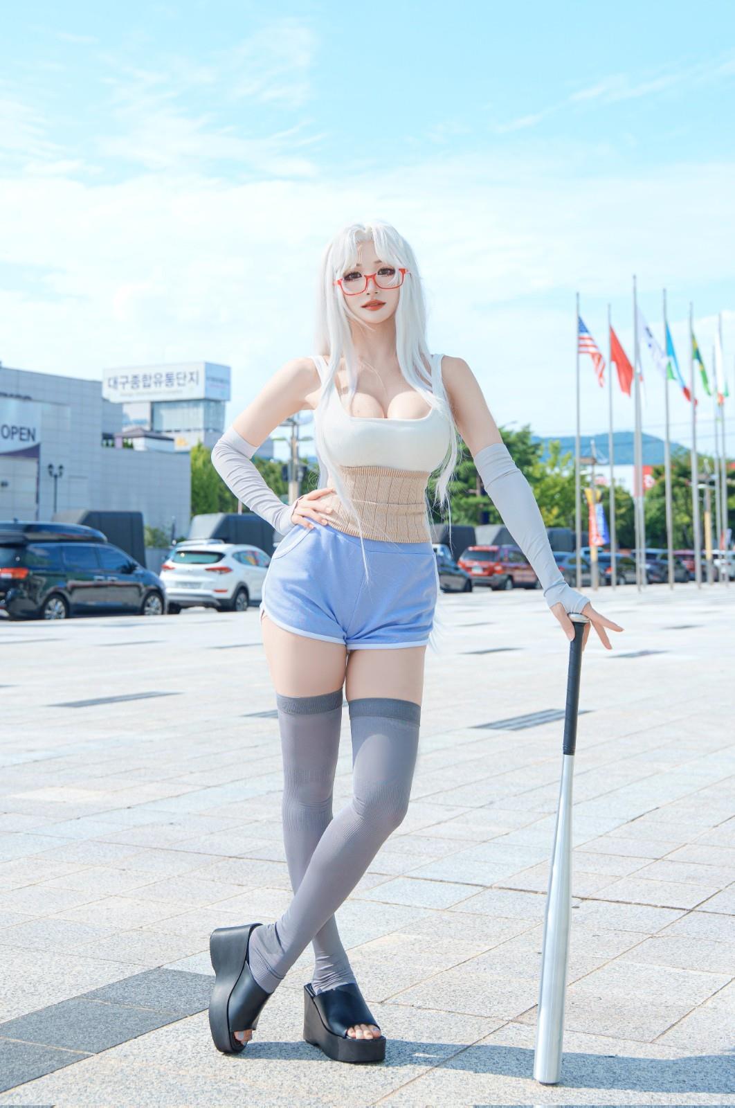 Sori拍摄中展现纤细身形魅力