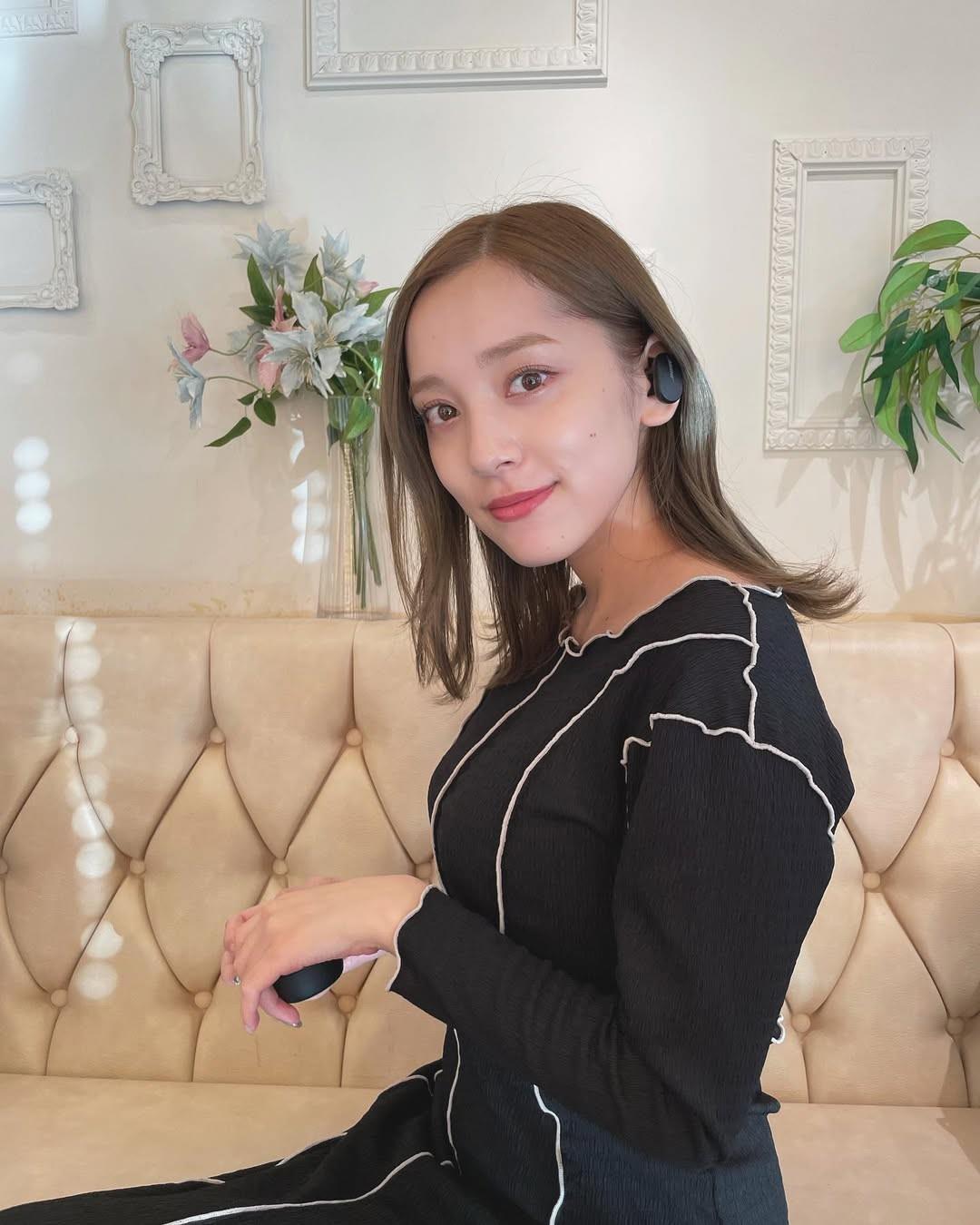 都丸纱也华黑色调画面呈现静谧美感